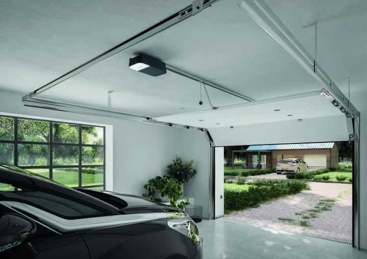 En fonction des besoins, nous proposons  une installation de porte de garage avec hublot,  motorisée ou pas. 